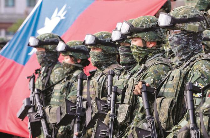 Army personnel with Taiwan flag. (file photo)