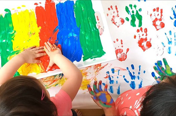 شکل اور رنگ کی پہچان:&nbsp;&nbsp;والدین کھیل کھیل میں بچوں کو مختلف اشکال اور رنگوں کے بارے میں سکھا سکتے ہیں۔ مثال کے طور پر آپ گیند کی طرف اشارہ کرتے ہوئے کہہ سکتے ہیں، &rsquo;&rsquo;یہ لال رنگ کی گیند ہے۔ یہ گیند گول ہوتی ہے۔&lsquo;&lsquo; اس قسم کی سرگرمیوں سے بچے جلدی سیکھتے ہیں۔