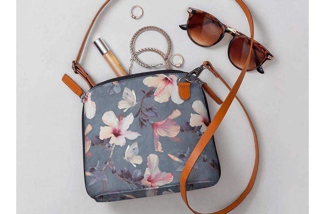 کراس باڈی فلیپ بیگ (Crossbody Flap Bag)&nbsp;درمیانی سائز کے بیگ کا اسٹریپ کو کاندھے پر کراس کرکے ڈالا جاتا ہے۔ اس میں آپ کا کئی سامان آسکتا ہے۔ یہ میکسی یا اے لائن لباس کے ساتھ اچھا لگتا ہے۔