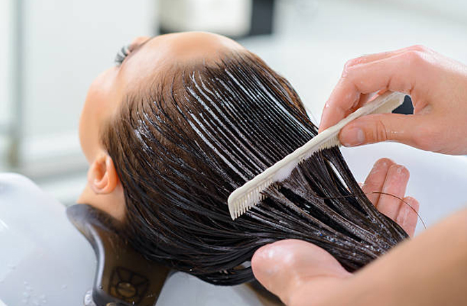 ڈیپ کنڈیشننگ: بالوں کو نمی فراہم کرنے کے لئے روزانہ ڈیپ کنڈیشننگ کریں۔ اس کے علاوہ آپ ہیئر ماسک کا بھی استعمال کرسکتی ہیں۔ اس کے لئے ایسے پروڈکٹ کا استعمال کریں جن میں آرگن آئل، شیا بٹر اور کوکونٹ آئل شامل ہوں۔