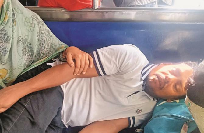 Gulam Alam`s health suddenly deteriorated while traveling in the local train. Photo: INN