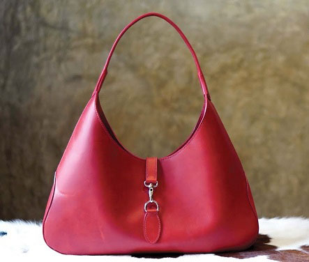 ہوبو بیگ (Hobo Bag)&nbsp;پیالے کی طرح گول بیگ کے اسٹریپ کی چوڑائی موٹی اور لمبائی چھوٹی ہوتی ہے۔ یہ رات کے وقت کسی بھی تقریب کیلئے استعمال کیا جاسکتا ہے، اس میں کافی جگہ ہوتی ہے۔