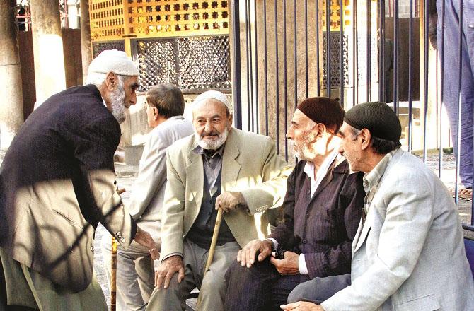Whether it is our own or a stranger, we should treat everyone with humility and humility as this is the example of the Prophet. Photo: INN