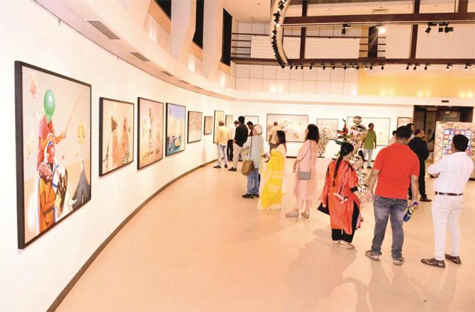 A large number of people are seen at Jahangir Art Gallery Kala Ghoda.