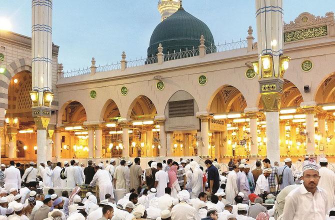 In the courtyard of Masjid Nabawi, pilgrims are engaged in meditation, contemplation, worship and austerity. Photo. INN