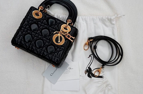 منی ڈیور (Mini Dior)&nbsp;بے حد چھوٹا کلچ کی طرح کا بیگ، جس پر بیڈس، کریسٹل یا اسٹون کا کام ہوتا ہے۔ یہ پارٹی پرس کہلاتا ہے۔ البتہ اس میں کم سامان آتا ہے مگر اسٹائلش لک دیتا ہے۔