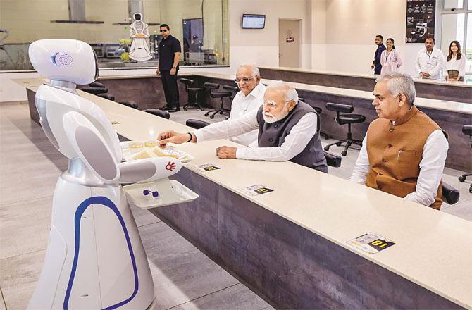 In the context of the Vibrant Gujarat Summit, Prime Minister Modi also visited the Science City in Ahmedabad. The Robotics Gallery is located here where the Prime Minister was entertained.Photo, PTI