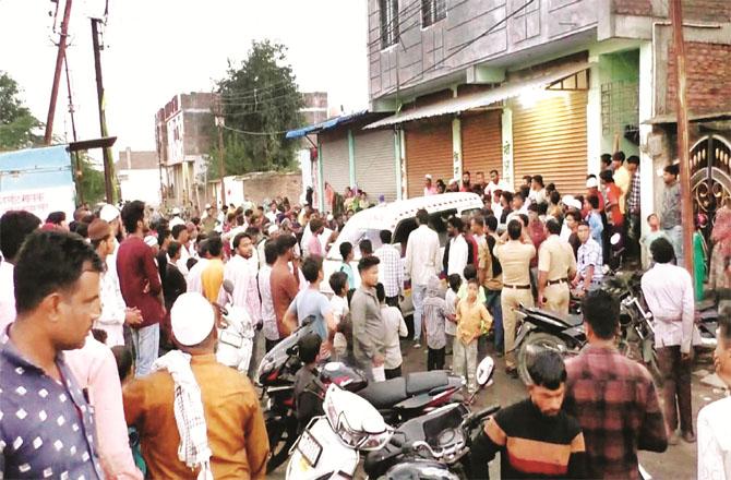 A large number of people have gathered in the Mult Nagar area of the city.