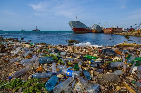 پلاسٹک اور آلودگی: تقریباً ۲؍ کروڑ ٹن پلاسٹک کا کچرا ہر سال جھیلوں، ندیوں اور سمندر میں پھینک دیا جاتا ہے۔ سمندر میں پہنچنے والے کچرے کا ۹۰؍ فیصد حصہ پلاسٹک کا ہوتا ہے۔