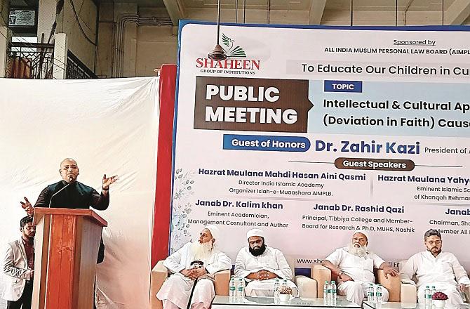 From right, Dr. Kaleem Khan, Dr. Abdul Qadeer, Maulana Mehdi Hasan Aini Qasmi and Maulana Yahya Khan are sitting on the Naqshbandi stage while Tanveer Shaikhis giving a speech.Photo: Inquilab