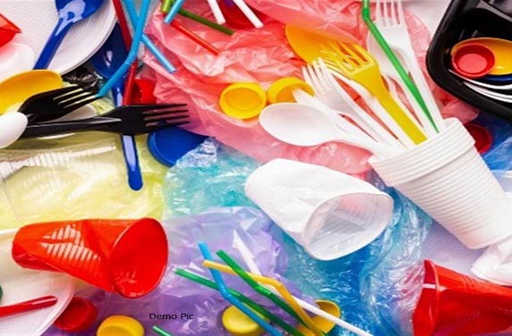سنگل یوز پلاسٹک کا استعمال بند کر دیں: ہر سال ۱۵؍ کروڑ ٹن پلاسٹک اسٹرا، کٹلری جیسی سنگل یوز چیزوں میں استعمال کی جاتی ہے۔ دوبارہ استعمال میں آنے والی دھاتوں سے بنی چیزوں کو ترجیح دیں۔