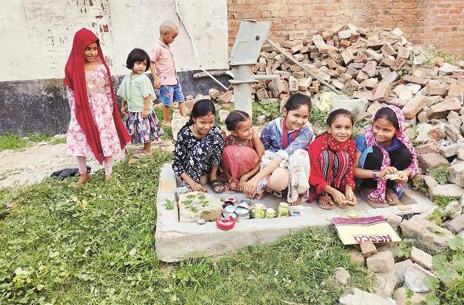 Girls with toys at the official hand pump platform. Photo: INN