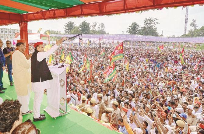 Samajwadi Party chief Akhilesh Yadav during a rally in Ghosi assembly constituency (file photo).