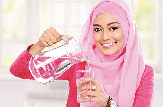 پینے کیلئے صاف پانی: خواتین اِن باتوں پرعمل کریں 