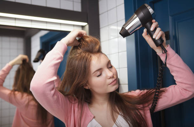 ہیئر اسٹائلنگ ٹولز: الجھے ہوئے بالوں کی ایک وجہ بہت زیادہ ہیئر اسٹائلنگ ٹولز کا استعمال کرنا ہے۔ اس لئے بہتر یہ ہے کہ ان کا کم سے کم استعمال کریں۔ اس سے بالوں کو کم نقصان ہوگا۔