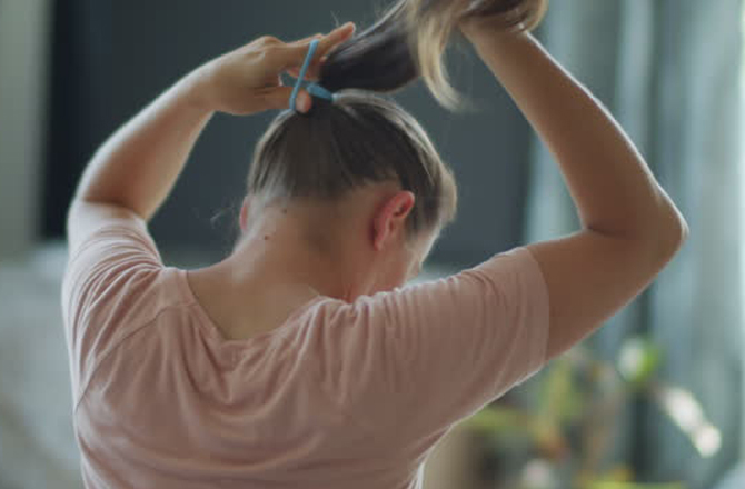بالوں کو باندھ کر رکھیں: الجھے ہوئے بالوں سے نجات پانے کے لئے انہیں باندھ کر رکھیں۔ آپ بالوں کی چوٹی یا بن بنا سکتی ہیں۔ اس سے بال الجھتے نہیں ہیں اور جھڑتے بھی کم ہیں۔