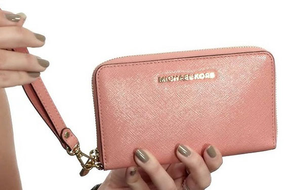 ریسٹلیٹ (Wristlet)&nbsp;یہ پاؤچ جیسا پرس ہوتا ہے۔ اس میں چھوٹا سا لوپ بنا ہوتا ہے۔ اسے کلائی پر پہنا جاتا ہے۔ اسے لانگ ڈریس اور پلازو کے ساتھ استعمال کیا جاسکتا ہے۔