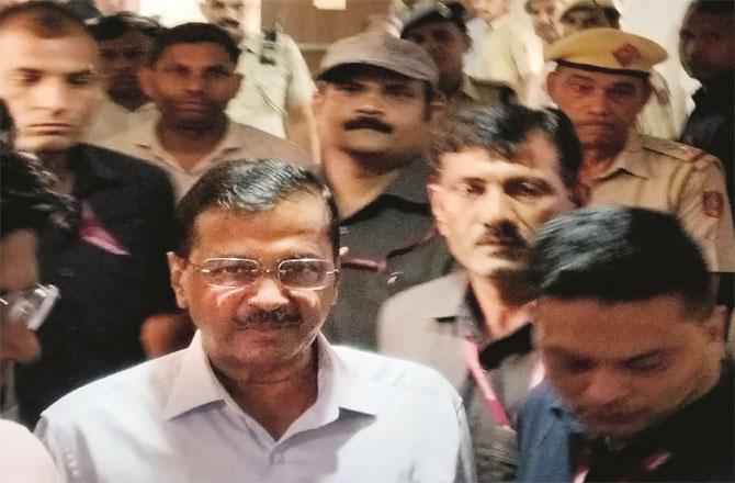Arvind Kejriwal on his way to jail from court. Photo: INN