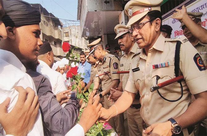 After the Eid prayer in Bhiwandi, the police are offering flowers. Photo: INN