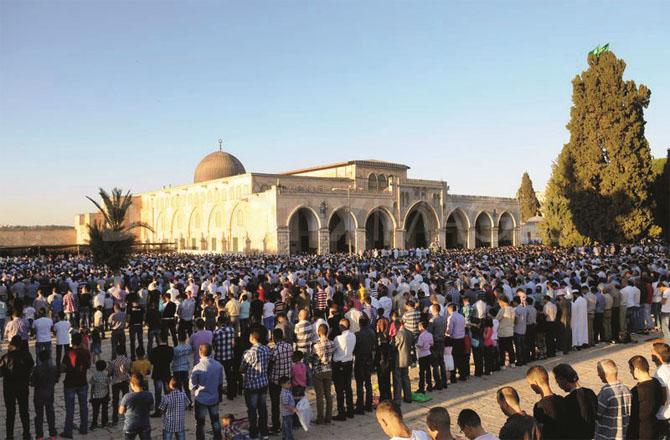 Millions of worshipers arrive at Al-Aqsa Mosque on the occasion of Juma Al-Wida. Photo: INN