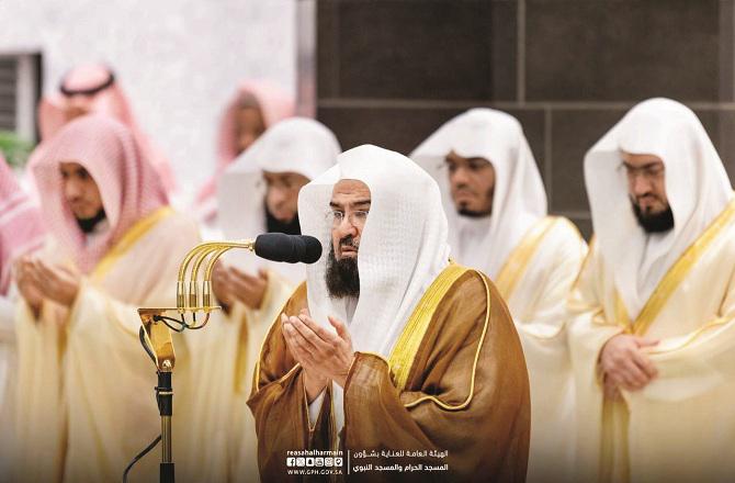 Sheikh Sudis praying on the occasion of completion of Quran in Taraweeh on 29th night in Haram Sharif. Photo: INN