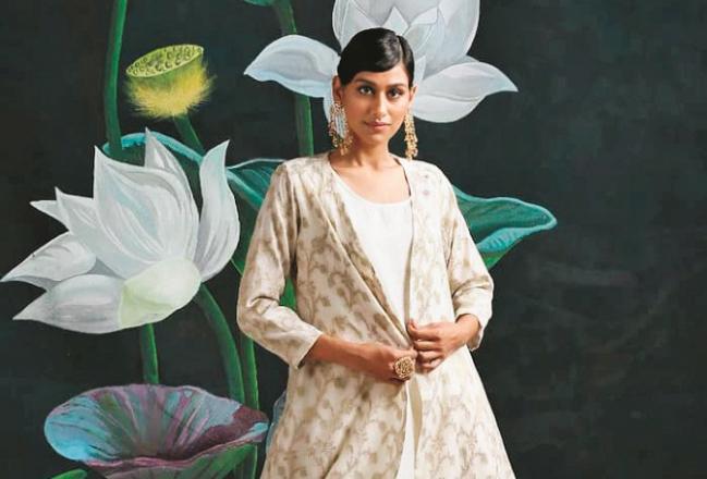 There are different color designs and styles of clothes available on Abhishti for women. Photo: INN
