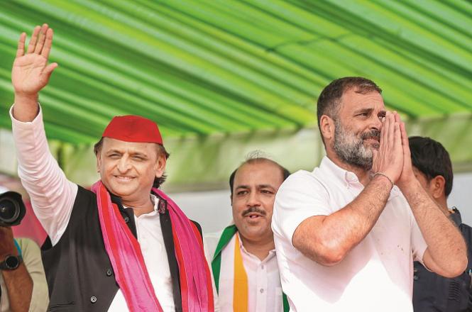 Rahul Gandhi and Akhilesh Yadav welcoming the crowd at Amroha. Photo: PTI