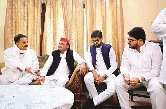 Akhilesh Yadav`s residence with Mukhtar Ansari`s sons and Afzal Ansari. Photo: INN