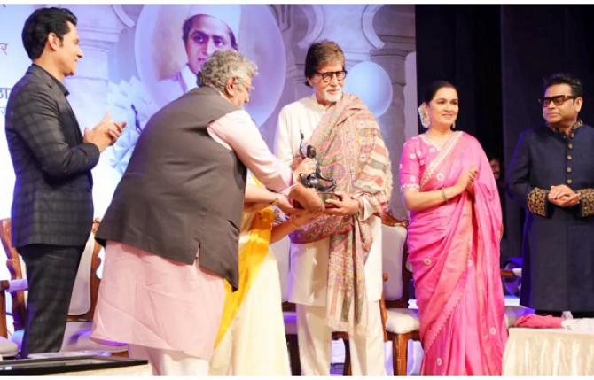 Amitabh Bachchan received Lata Dina Nath Mangeshkar Award. Photo: INN