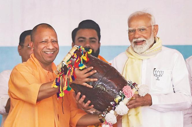 Chief Minister Yogi Adityanath presented a gift to Prime Minister Modi on the occasion of an election rally in Amroha. Photo: PTI