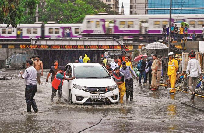 Andheri subway gets flooded during rain. Photo: INN