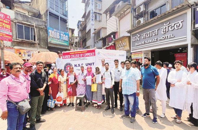 A team of students, teachers and others from Kaiser College can be seen after Naknatak in Bandra East