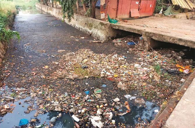 Citizens have to face problems in monsoon due to not cleaning the drains properly. Photo: INN