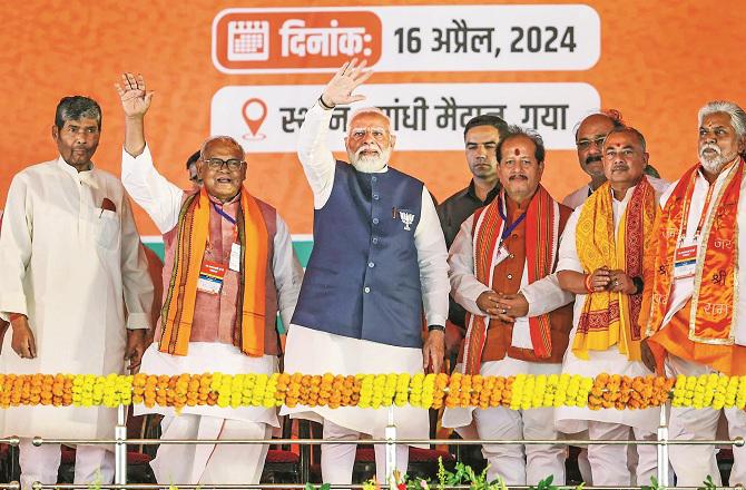 Prime Minister Narendra Modi welcoming the crowd at Gandhi Maidan in Gaya. Photo: PTI