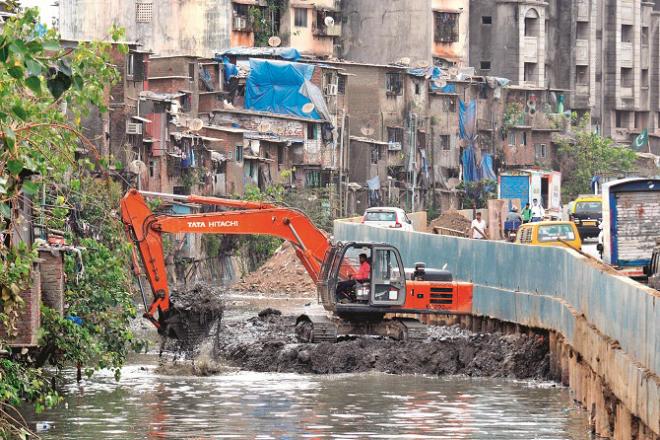 A drain in Dharavi is being cleaned. Photo: Inqlab, Satij Shinde