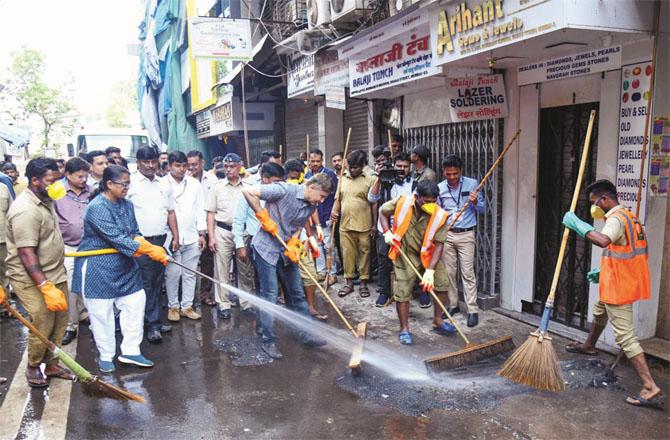 Yesterday, the BMC commissioner inspected many areas of the city and also participated in the cleanliness campaign. Photo: INN