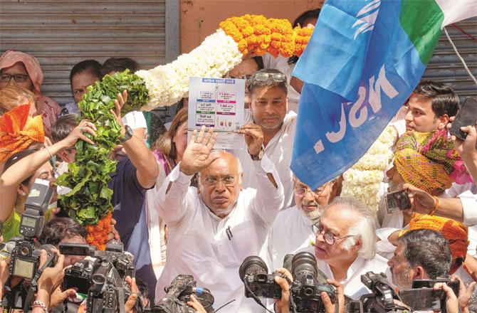 Congress president Mallikarjan Kharge inaugurating the guarantee card in Delhi. (Photo: PTI)