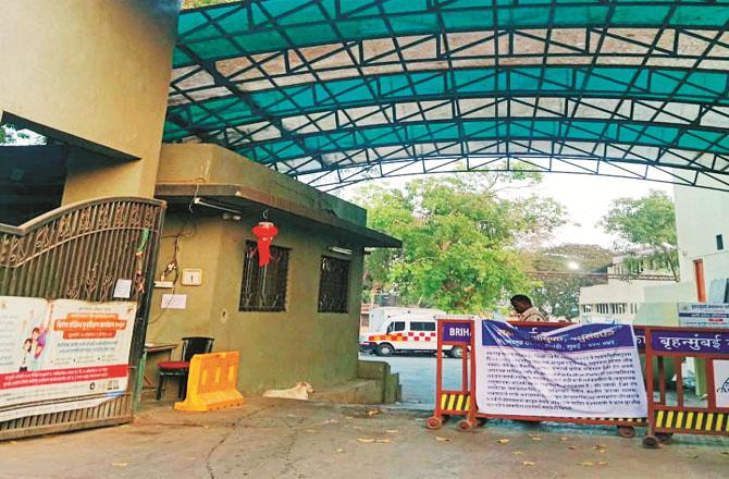 At the gate of the Deonar slaughterhouse, a banner can be seen hanging about the animals brought for slaughter. Photo: INN