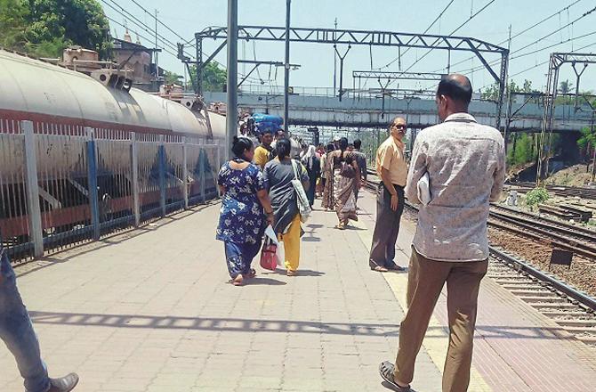 Passengers waiting for the train in the sun due to lack of shade. Photo: INN