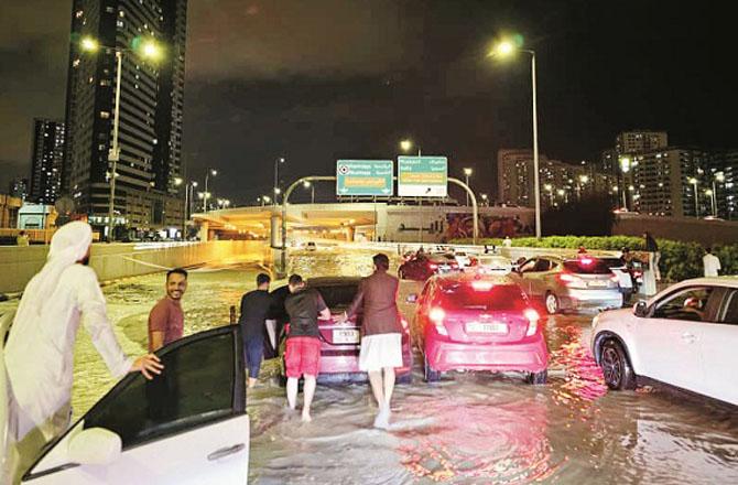 The condition of the roads can be seen during the rain in Dubai. Photo: INN.