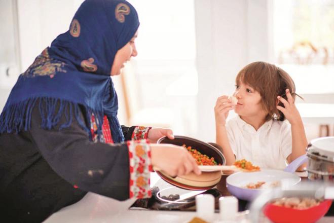 Forbid children from eating with their left hand. Photo: INN