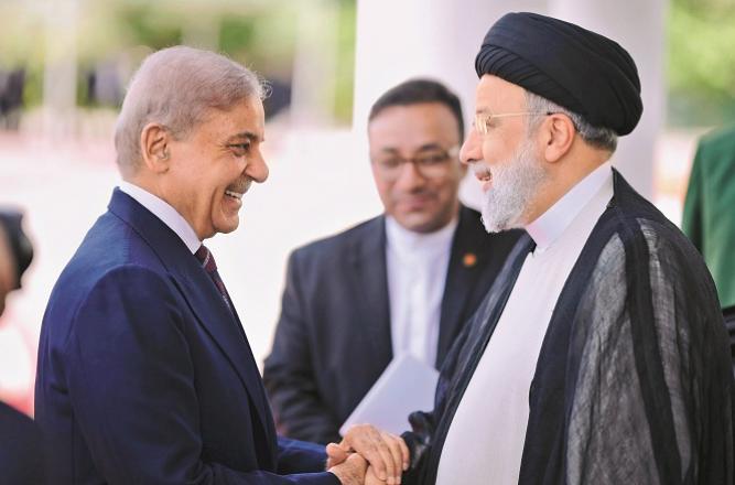 Pakistani Prime Minister welcoming his Iranian counterpart. Photo: INN