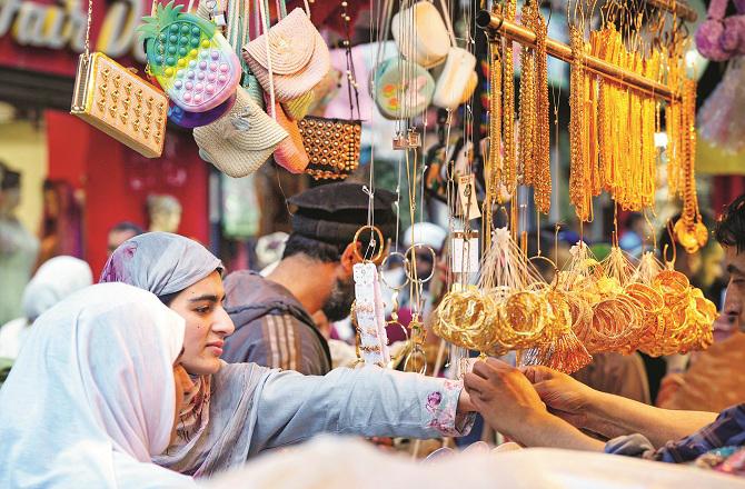 It is not possible to have Eid and bangles shops are not crowded. Photo: INN