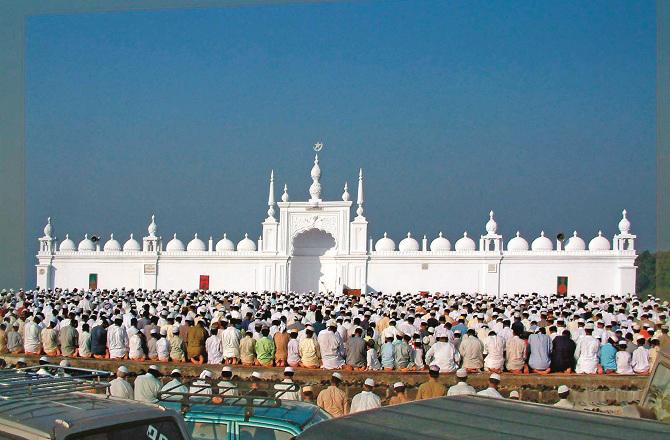 Eidgah, (Marood, Janjira) which was built by Nawab Sidi Muhammad Khan in 1938. The people of Murud performing the Eid prayer. Photo: INN