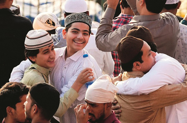 عید الفطر (Eid ul Fitr)&nbsp;رمضان المبارک کے ایک ماہ کے روزے رکھنے کے بعد مسلمان بڑے جوش و خروش سے عیدالفطر مناتے ہیں۔ یہ مسلمانوں کا سب سے بڑا تہوار ہے۔ عید کے دوران دنیا بھر کے سیاح خلیجی ممالک خاص طور پر متحدہ عرب امارات اور سعودی عرب کا دورہ کرتے ہیں۔ وہ یہ دیکھنا چاہتے ہیں کہ مسلمان کس طرح عید مناتے ہیں اور اس دن کون سی باتوں کا خیال رکھا جاتا ہے۔ بیشتر غیر مسلم سیاح مذہب اسلام کو سمجھنے کی کوشش کررہے ہیں یہی وجہ ہے کہ عیدین کے دوران غیر مسلموں کی بڑی تعداد ان علاقوں کا رخ کرتی ہے جہاں مسلمانوں کی کثیر آبادی موجود ہے۔