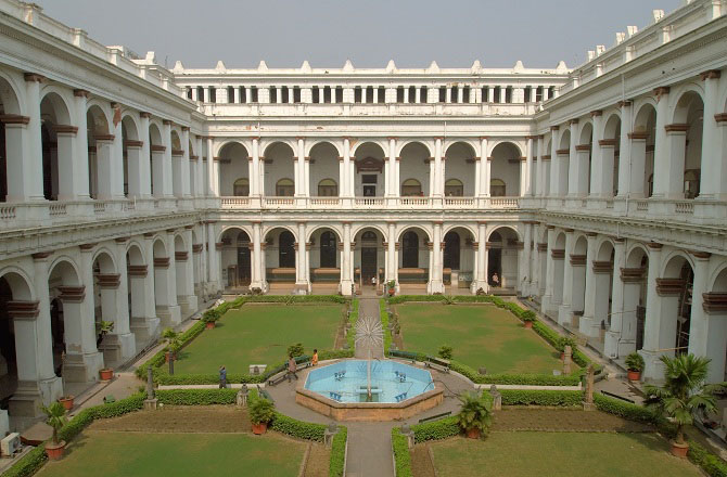 &nbsp;انڈین میوزیم، کولکاتا(Indian Museum): انڈین میوزیم جسے آزادی سے پہلے امپیریل میوزیم کہا جاتا تھا، وسطی کولکاتا، مغربی بنگال، نوادرات کے مجموعوں کے لحاظ سے ہندوستان اور ایشیا کا سب سے قدیم اور بڑا میوزیم ہے۔ یہ دنیا کا ۹؍واں قدیم ترین عجائب گھر بھی ہے۔ اس کی بنیاد ایشیاٹک سوسائٹی آف بنگال نے ۱۸۱۴ء میں رکھی تھی۔ اس میوزیم میں نوادرات کی تعداد ۲ء۵؍ ملین(۲۰؍ لاکھ ۵۰؍ ہزار)ہے۔ کولکتہ میں واقع انڈین میوزیم ہندوستان کا سب سے قدیم میوزیم ہے۔ اس میں آثار قدیمہ، بشریات، آرٹ، ارضیات، حیوانیات اور بہت کچھ شامل ہیں۔ عجائب گھر مجسموں کا ایک متاثر کن ذخیرہ بھی پیش کرتا ہے۔ کولکاتا میں انڈین میوزیم تحقیق، تحفظ اور تعلیم کیلئے ایک مرکز کے طور پر کام کرتا ہے۔ یہ ہندوستان کے ثقافتی اور قدرتی ورثے کی تفہیم کو فروغ دینے کیلئے نمائشوں، سمیناروں اور ورکشاپس کا اہتمام کرتا ہے۔&nbsp;