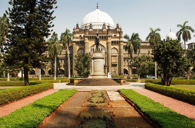 &nbsp;چھترپتی شیواجی مہاراج واستو سنگرہالیہ، ممبئی(Chhatrapati Shivaji Maharaj Vastu Sangrahalaya): چھترپتی شیواجی مہاراج واستو سنگرہالیہ جو پہلے پرنس آف ویلز میوزیم کے نام سے جانا جاتا تھا، ممبئی، مہاراشٹر میں واقع ایک مشہور میوزیم ہےجس کی بنیاد۱۰؍ جنوری ۱۹۲۲ء کو ڈالی گئی تھی۔ اس میں مصر، یونان اور چین جیسی قدیم ثقافتوں کے قیمتی نوادرات کا ایک وسیع ذخیرہ موجود ہے، جو میوزیم کی عالمی اہمیت میں اضافہ کرتا ہے۔ گیلریوں میں قدیم مجسمے، تفصیلی نقش و نگار، اور مختلف وقتوں اور ہندوستان کے کچھ حصوں کے مذہبی نوادرات دیکھے جا سکتے ہیں۔ اس میوزیم میں ہندوستانی پینٹنگز، آرائشی فنون اور دستکاریوں کا ایک بڑا ذخیرہ بھی ہے جو ملک کی آرٹ کی طویل تاریخ کو ظاہر کرتا ہے۔&nbsp;