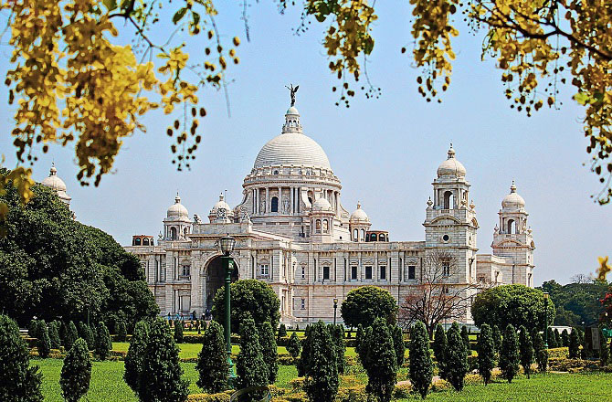 &nbsp;وکٹوریہ میموریل ہال، کولکاتا(Victoria Memorial Hall): وکٹوریہ میموریل ہال ہندوستان کے بہترین عجائب گھروں میں شمار ہوتا ہے۔ اس کا متاثر کن ڈھانچہ، ملکہ وکٹوریہ کی یاد کیلئے وقف ہے۔ یہ تعمیراتی مہارت اور تاریخی درآمد کی ایک شاندار مثال ہے۔ یہ میوزیم ہندوستان کے نوآبادیاتی دور کے آرٹ کے انمول کاموں اور آثار کا گھر ہے۔ زائرین پینٹنگز، مجسمے، ہتھیار، ٹیکسٹائل اور تاریخی دستاویزات والی گیلریوں کو دیکھ سکتے ہیں۔ اس کے چاروں طرف شاندار گارڈنس نے اس کی خوبصورتی کو دوبالا کردیا ہے۔ اس کے بانی لارڈ کرزن ہیں۔&nbsp;