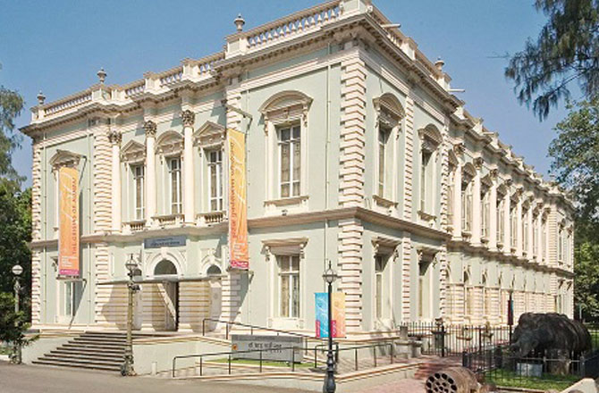 &nbsp;ڈاکٹر بھاؤ داجی لاڈ میوزیم، ممبئی( Bhau Daji Lad Museum): ڈاکٹر بھاؤ داجی لاڈ میوزیم ممبئی کا سب سے قدیم میوزیم ہےجو چڑیا گھر، بائیکلہ ایسٹ میں واقع ہے۔ یہ اصل میں ۱۸۵۵ء میں آرائشی اور صنعتی فنون کے خزانے کے طور پر قائم کیا گیا تھااور بعد میں بھاؤ داجی لاڈ کے اعزاز میں اس کا نام تبدیل کر دیا گیا۔ اس میوزیم میں قدیم مجسموں سے لے کر آرائشی فنون تک کے فن پارے موجود ہیں۔&nbsp;