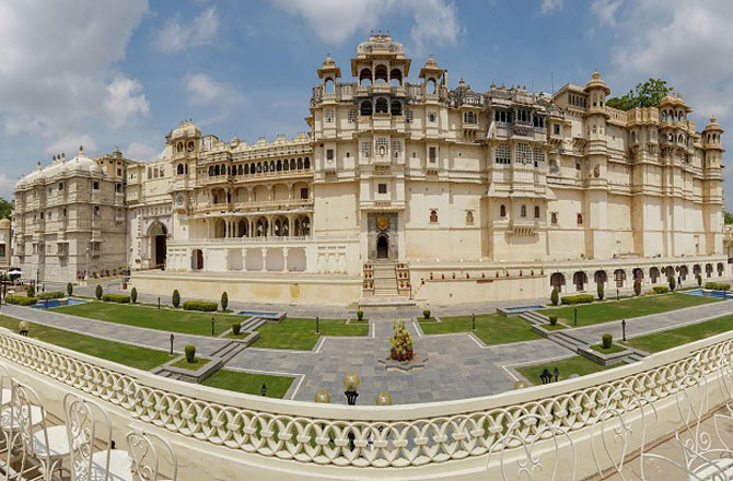 &nbsp;دی سٹی پیلس میوزیم، جے پور(The City Palace): جے پور سٹی پیلس میوزیم ایک شاندار تعمیراتی عجائب گھر ہے جو شہر کے بھرپور ثقافتی ورثے کو ظاہر کرتا ہے۔ اس کا شاندار فن تعمیر راجپوت، مغل اور یورپی طرز کے امتزاج کی عکاسی کرتا ہے جس میں پیچیدہ تراشے ہوئے ستون، عظیم دروازے اور آرائشی سجاوٹ ہے۔ پیلس کے احاطے کے اندر، زائرین مختلف پرکشش مقامات کو دیکھ سکتے ہیں جن میں دیوان خاص، مبارک محل اور چندر محل شامل ہیں۔ ہندوستان میں یہ میوزیم نوادرات، پینٹنگز اور شاہی یادگاروں کا ایک قابل ذکر مجموعہ ہےجو جے پور کے شاہی دورکی ایک دلکش جھلک پیش کرتا ہے۔&nbsp;